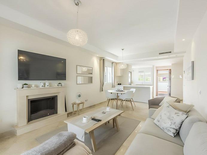 Stylish Apartment with Spacious Terrace in the Heart of Marbella’s Golf Valley