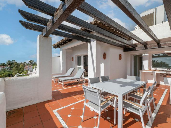 Puerto Banús Beachfront Dream: Luxury Duplex Penthouse with Sea Views!