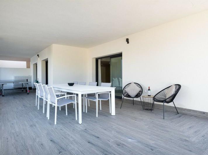 Spacious Ground Floor Apartment with Huge Terrace and Jacuzzi – Ocean Hills, Estepona