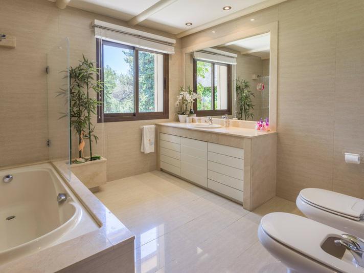 Spectacular Frontline Golf Villa with Private Pool in Río Real
