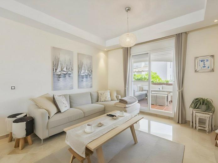 Stylish Apartment with Spacious Terrace in the Heart of Marbella’s Golf Valley