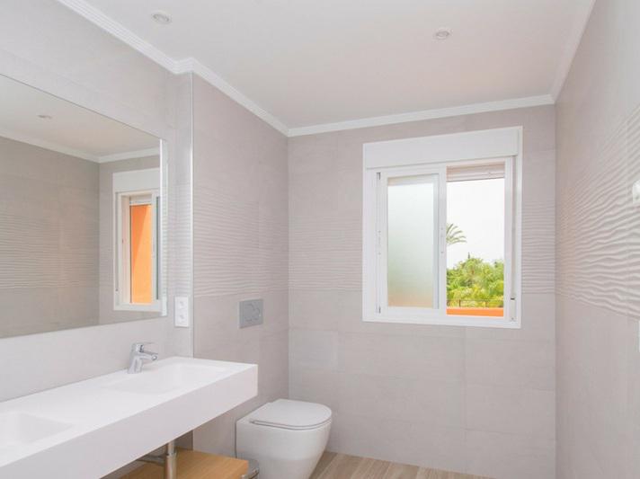 Benahavís Bliss: Modern Townhouse with Panoramic Countryside Views!