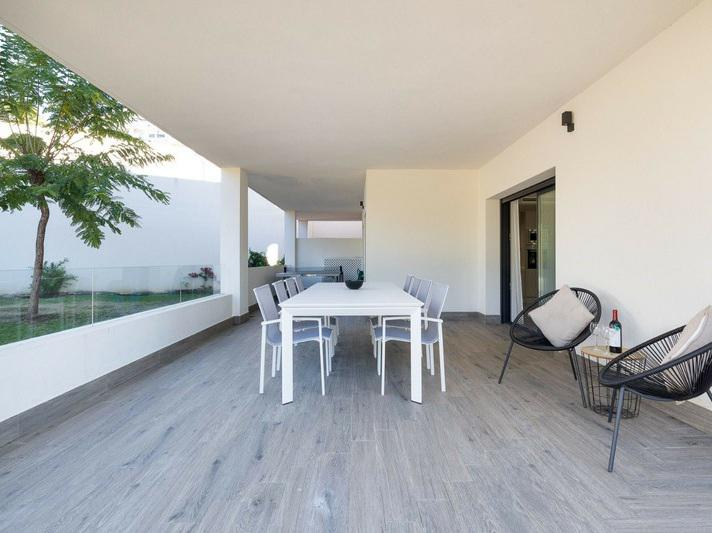 Spacious Ground Floor Apartment with Huge Terrace and Jacuzzi – Ocean Hills, Estepona