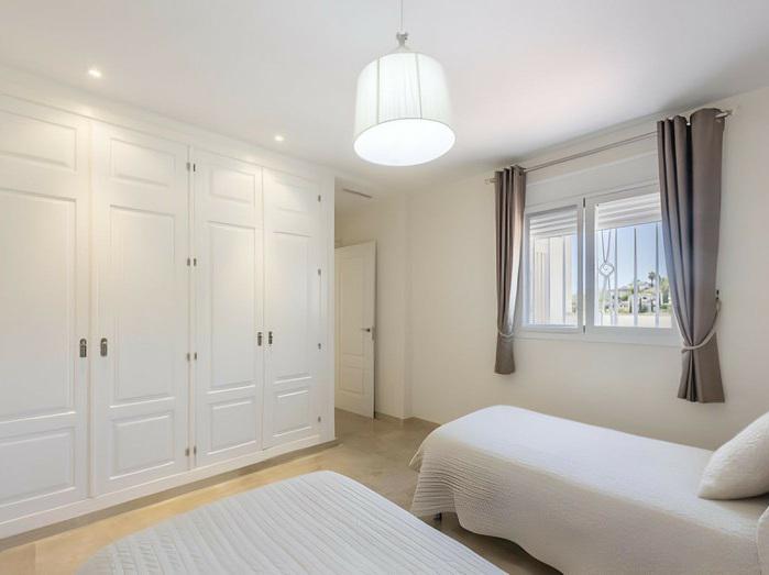 Stylish Apartment with Spacious Terrace in the Heart of Marbella’s Golf Valley