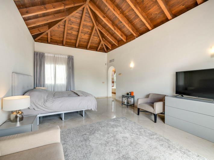 Puerto Banús Beachfront Dream: Luxury Duplex Penthouse with Sea Views!
