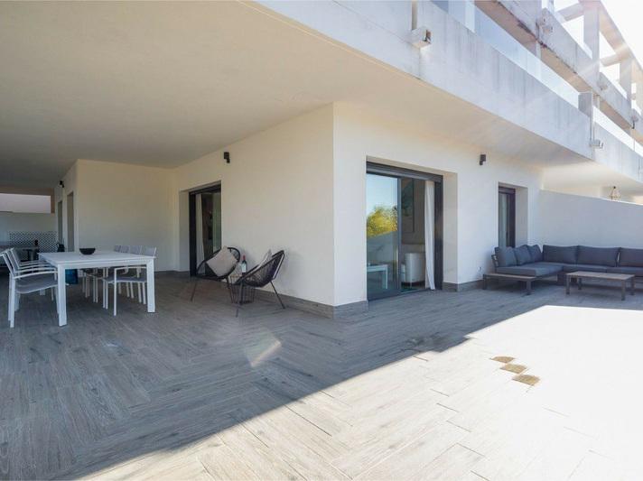 Spacious Ground Floor Apartment with Huge Terrace and Jacuzzi – Ocean Hills, Estepona