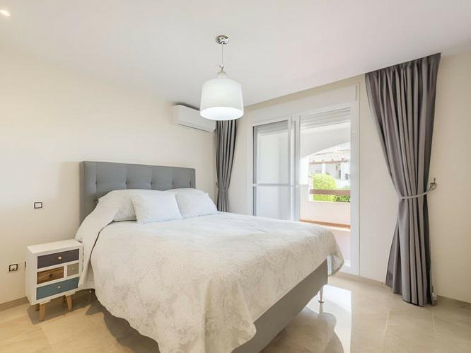 Stylish Apartment with Spacious Terrace in the Heart of Marbella’s Golf Valley