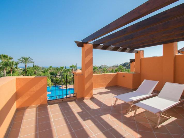 Benahavís Bliss: Modern Townhouse with Panoramic Countryside Views!