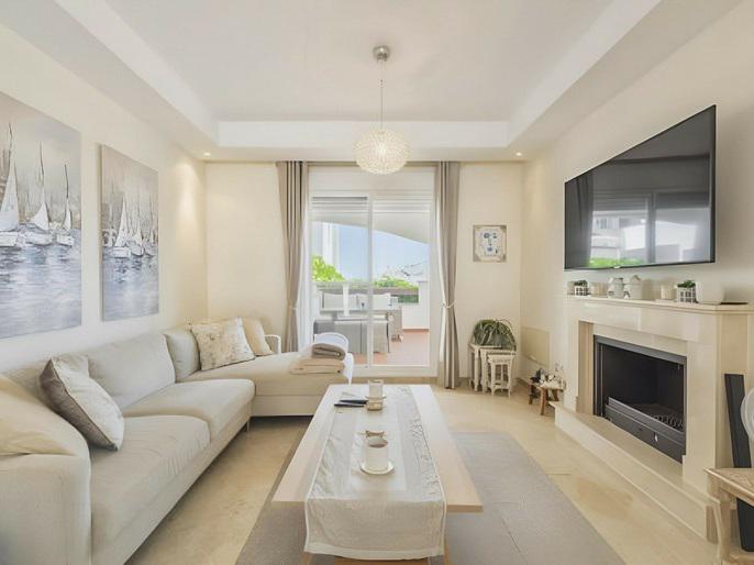 Stylish Apartment with Spacious Terrace in the Heart of Marbella’s Golf Valley