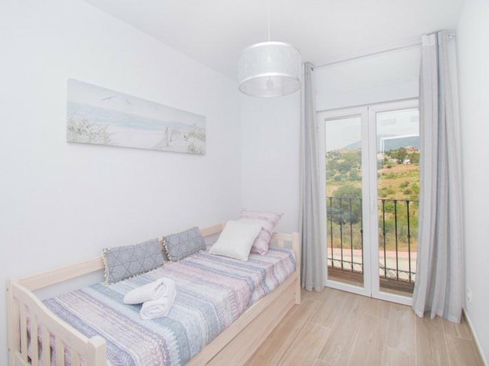 Benahavís Bliss: Modern Townhouse with Panoramic Countryside Views!
