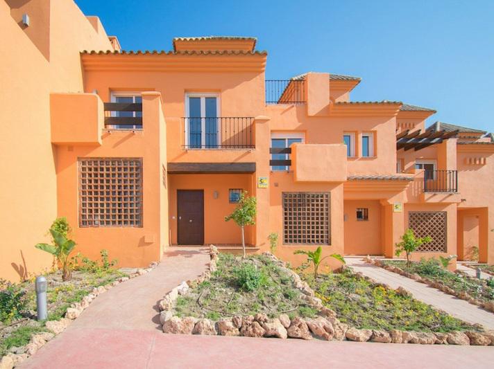 Benahavís Bliss: Modern Townhouse with Panoramic Countryside Views!