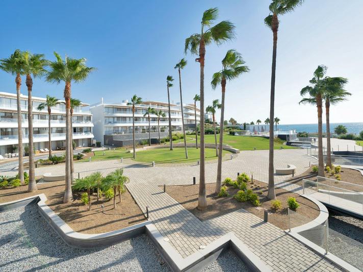 Luxury Beachfront Apartment with Panoramic Views and Top-Class Amenities – Estepona