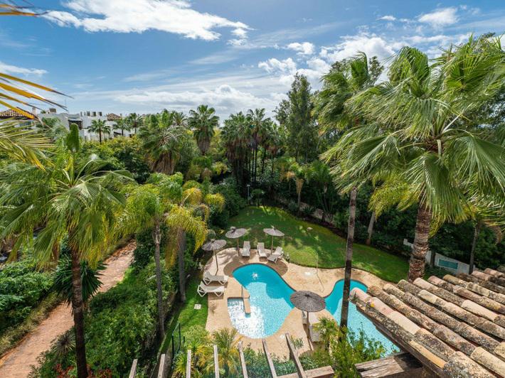 Puerto Banús Beachfront Dream: Luxury Duplex Penthouse with Sea Views!