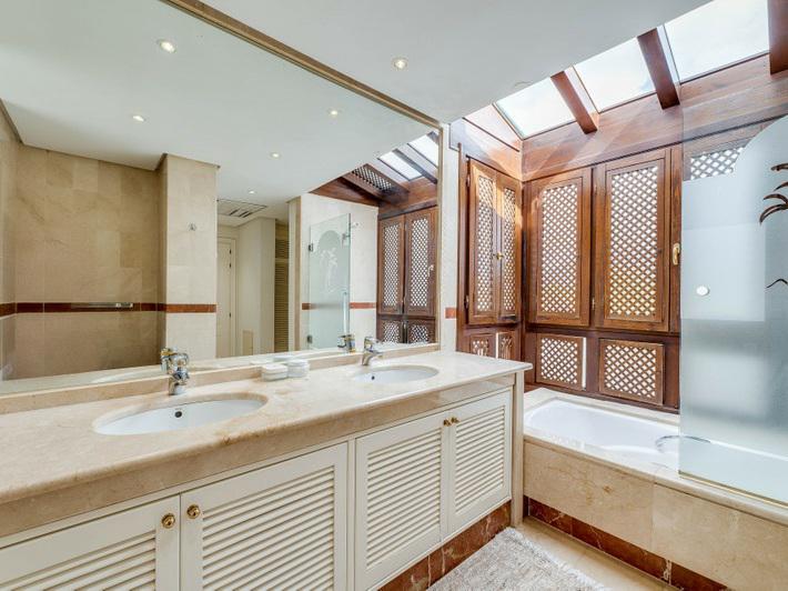 Puerto Banús Beachfront Dream: Luxury Duplex Penthouse with Sea Views!