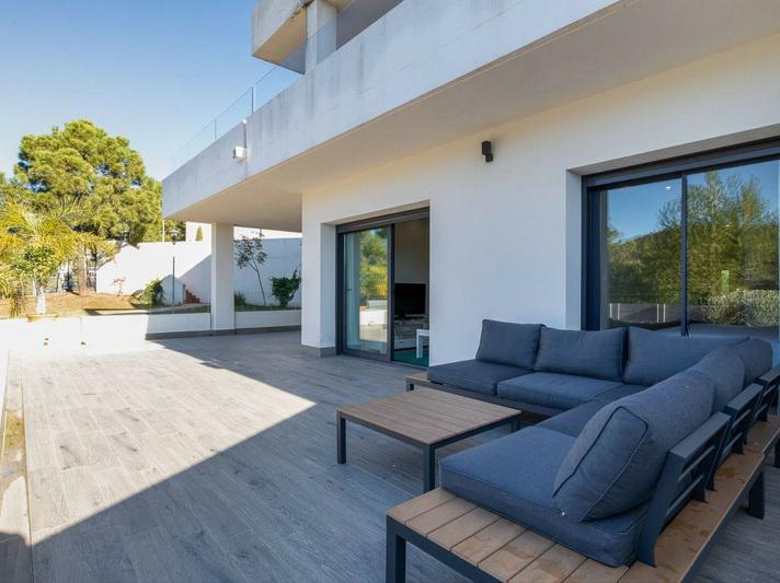 Spacious Ground Floor Apartment with Huge Terrace and Jacuzzi – Ocean Hills, Estepona