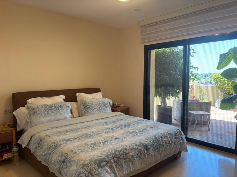Modern Apartment with Golf Views and Resort Amenities in Benahavís