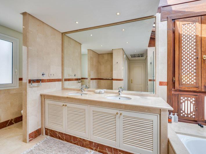 Puerto Banús Beachfront Dream: Luxury Duplex Penthouse with Sea Views!
