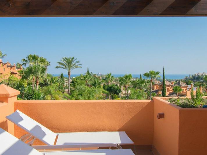 Benahavís Bliss: Modern Townhouse with Panoramic Countryside Views!
