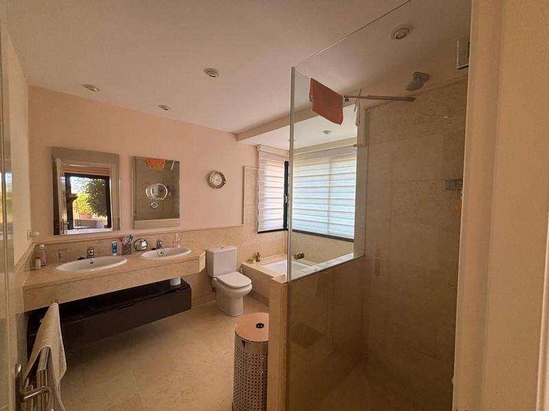 Modern Apartment with Golf Views and Resort Amenities in Benahavís