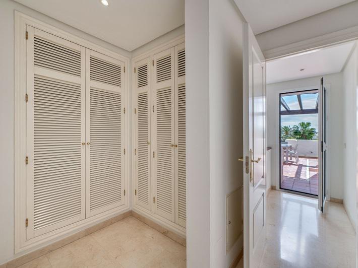 Puerto Banús Beachfront Dream: Luxury Duplex Penthouse with Sea Views!