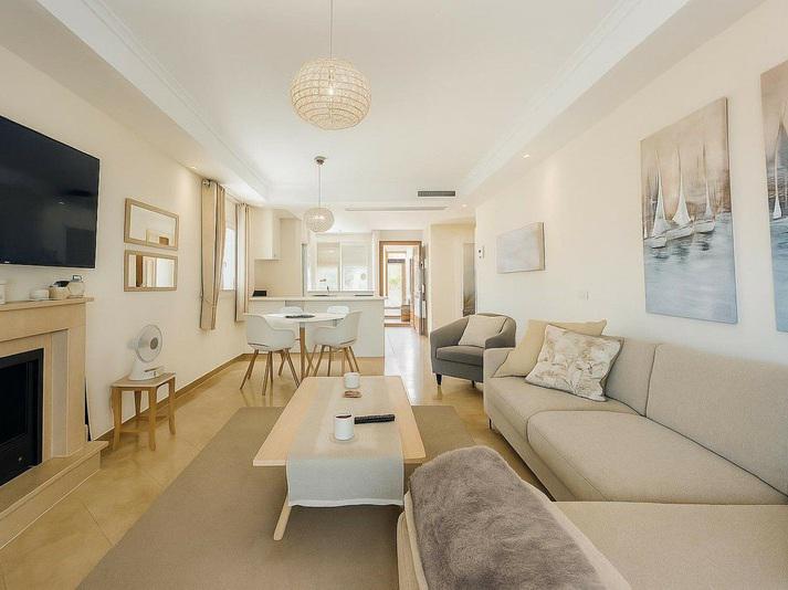 Stylish Apartment with Spacious Terrace in the Heart of Marbella’s Golf Valley