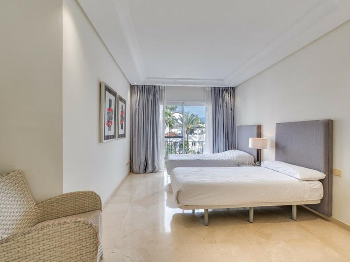 Puerto Banús Beachfront Dream: Luxury Duplex Penthouse with Sea Views!