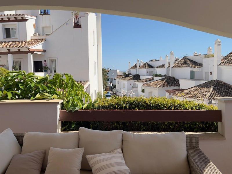Stylish Apartment with Spacious Terrace in the Heart of Marbella’s Golf Valley