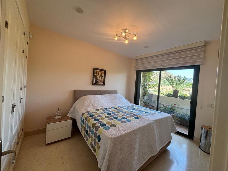 Modern Apartment with Golf Views and Resort Amenities in Benahavís