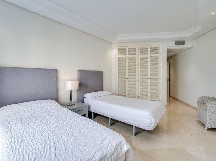 Puerto Banús Beachfront Dream: Luxury Duplex Penthouse with Sea Views!