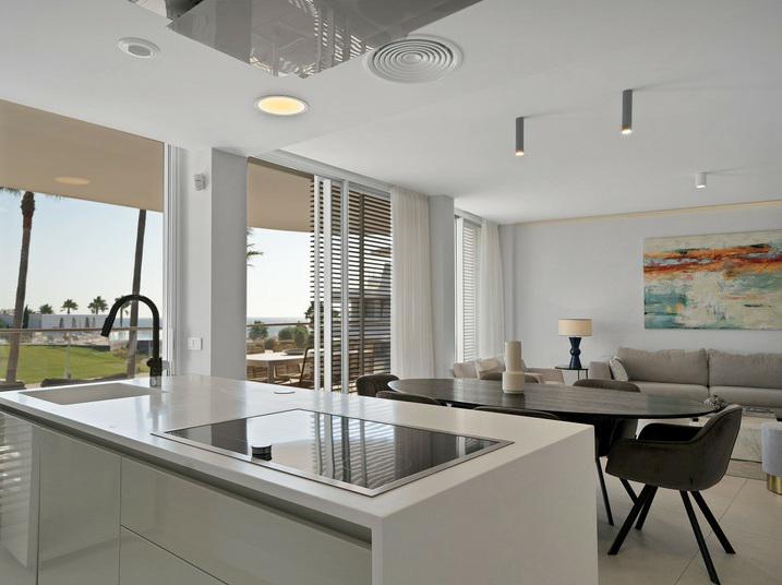 Luxury Beachfront Apartment with Panoramic Views and Top-Class Amenities – Estepona