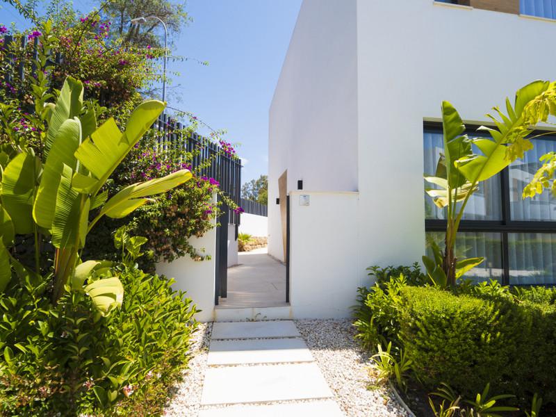 Nueva Andalucía Gem: Brand New Townhouse in Marein Village!