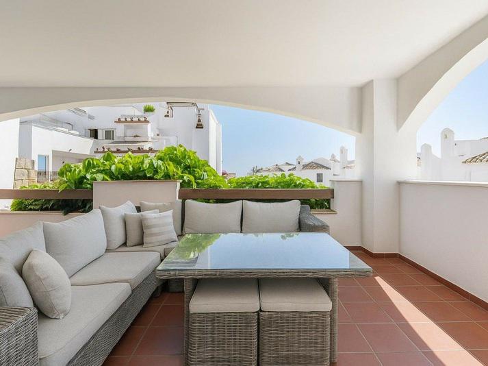 Stylish Apartment with Spacious Terrace in the Heart of Marbella’s Golf Valley