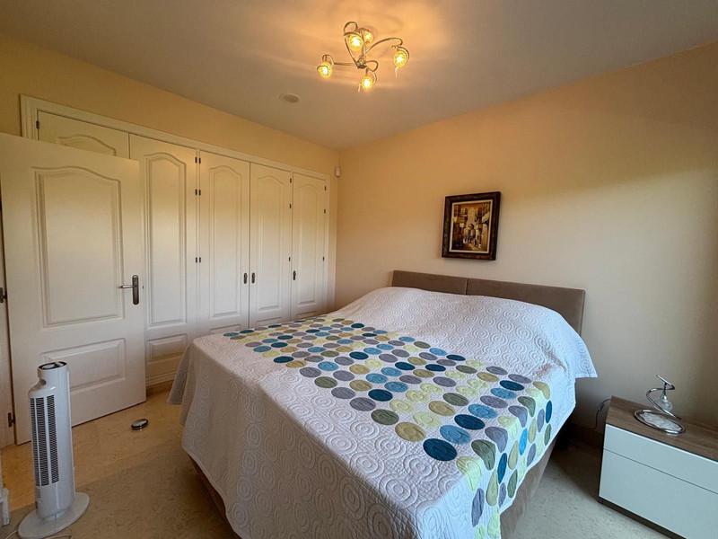 Modern Apartment with Golf Views and Resort Amenities in Benahavís