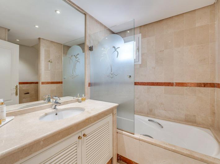 Puerto Banús Beachfront Dream: Luxury Duplex Penthouse with Sea Views!