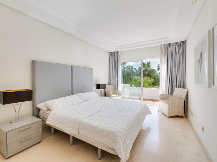 Puerto Banús Beachfront Dream: Luxury Duplex Penthouse with Sea Views!