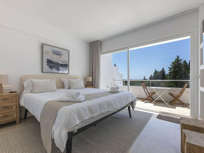 Elegant 3-Bedroom Duplex with Large Terrace – Las Lomas del Marbella Club, Golden Mile