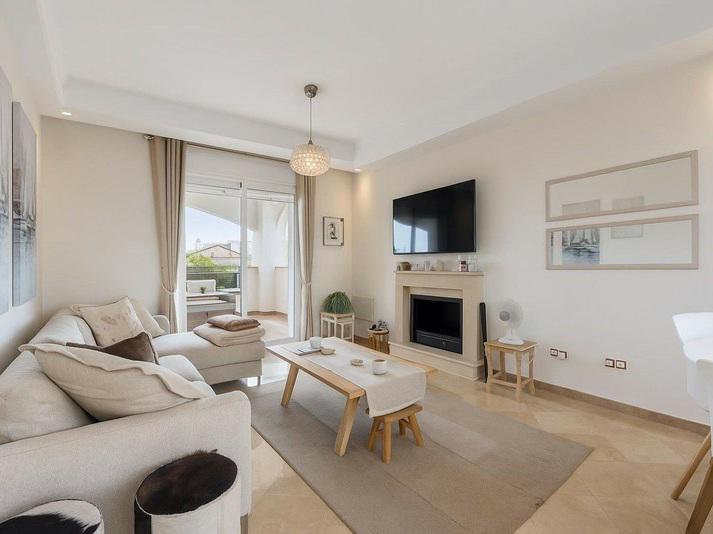 Stylish Apartment with Spacious Terrace in the Heart of Marbella’s Golf Valley