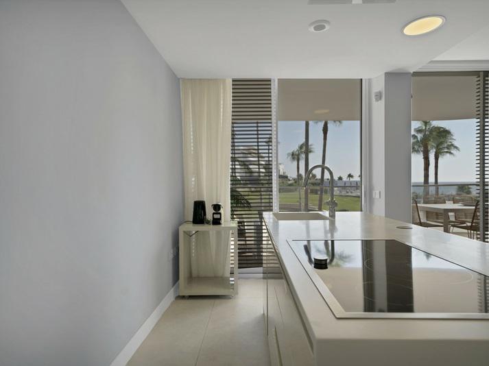 Luxury Beachfront Apartment with Panoramic Views and Top-Class Amenities – Estepona