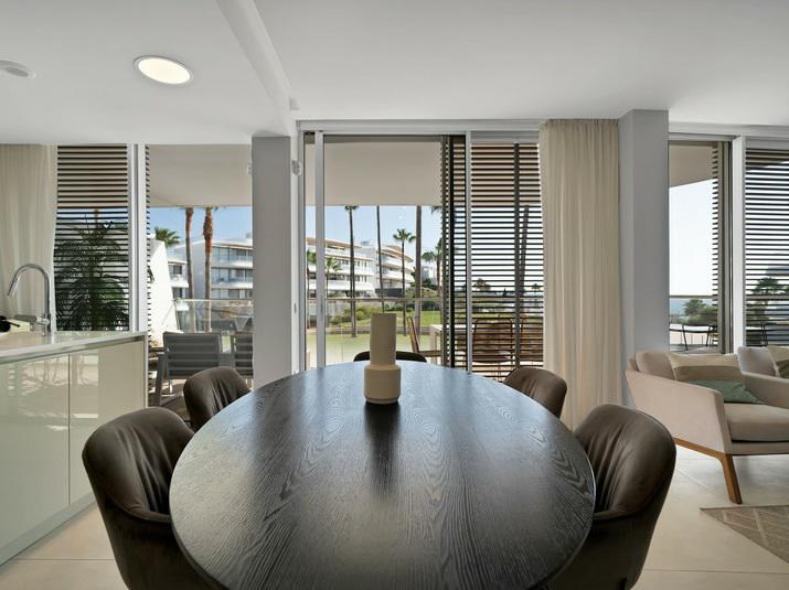 Luxury Beachfront Apartment with Panoramic Views and Top-Class Amenities – Estepona