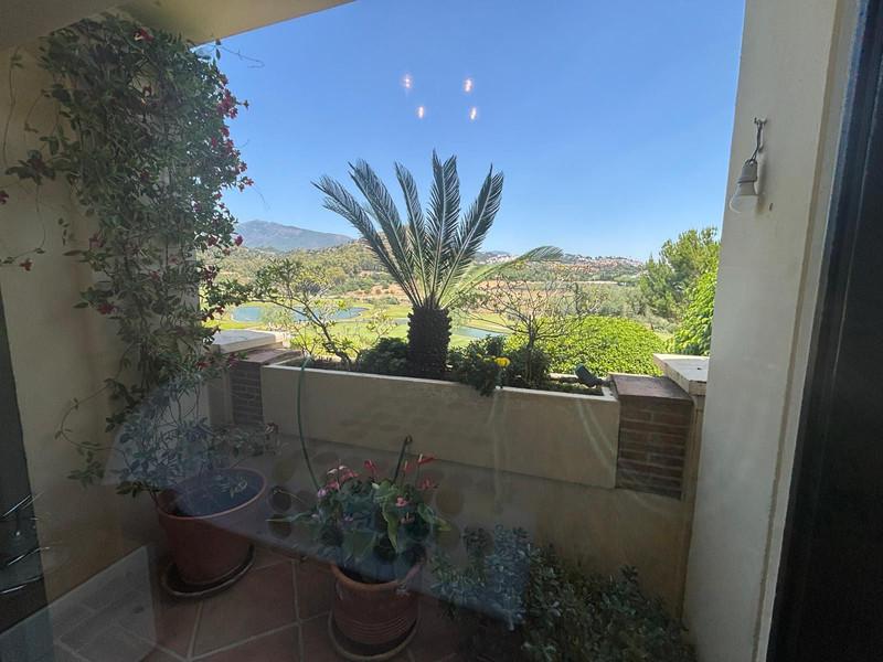 Modern Apartment with Golf Views and Resort Amenities in Benahavís