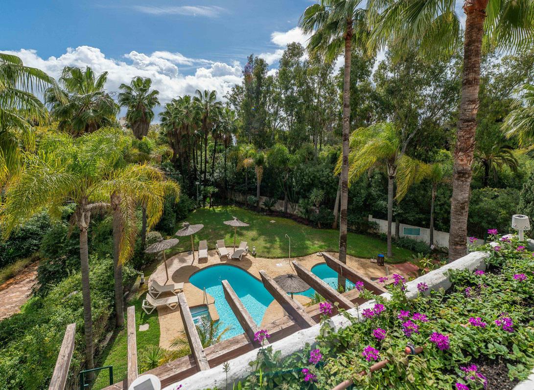 Puerto Banús Beachfront Dream: Luxury Duplex Penthouse with Sea Views!