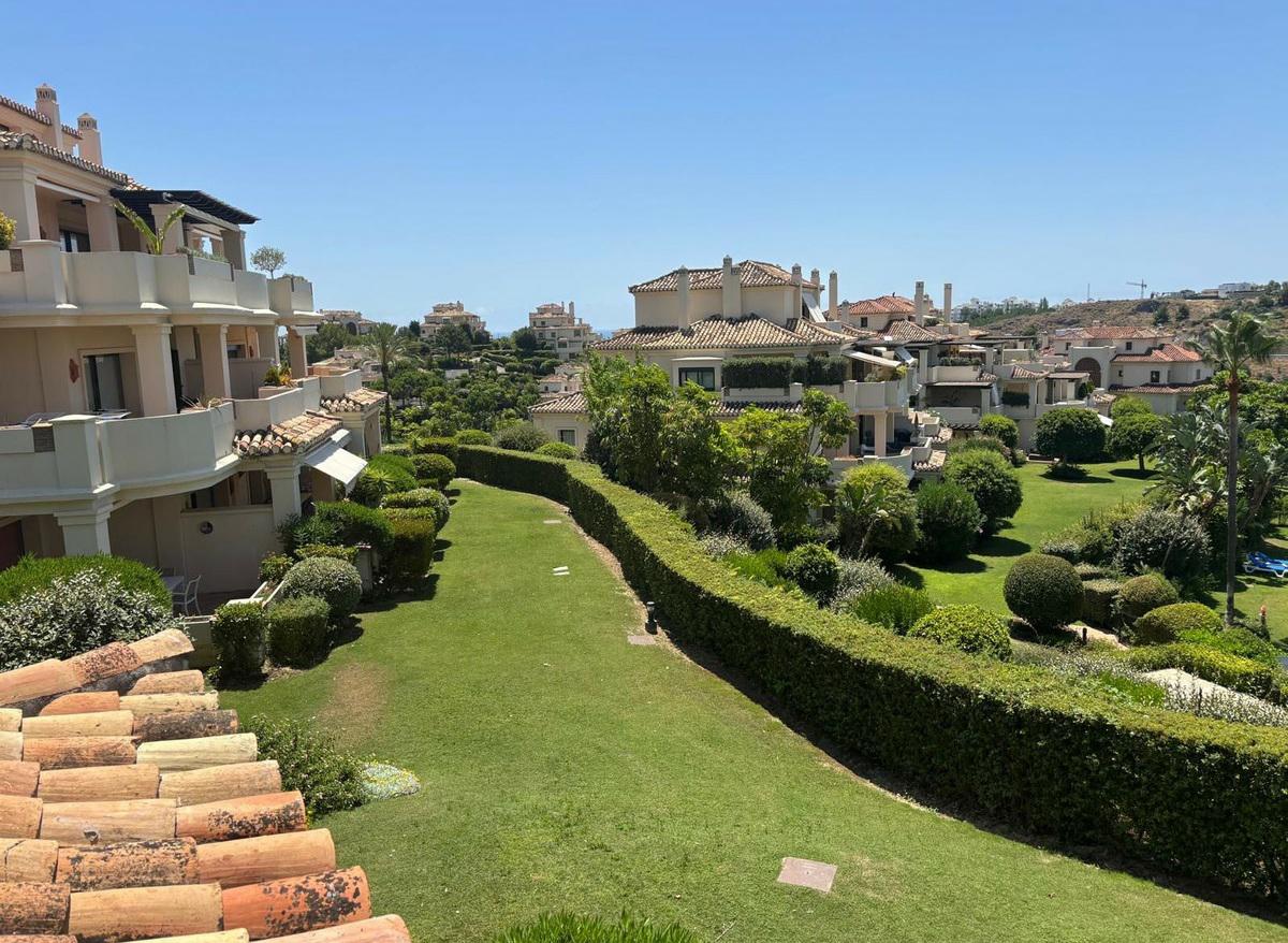 Modern Apartment with Golf Views and Resort Amenities in Benahavís