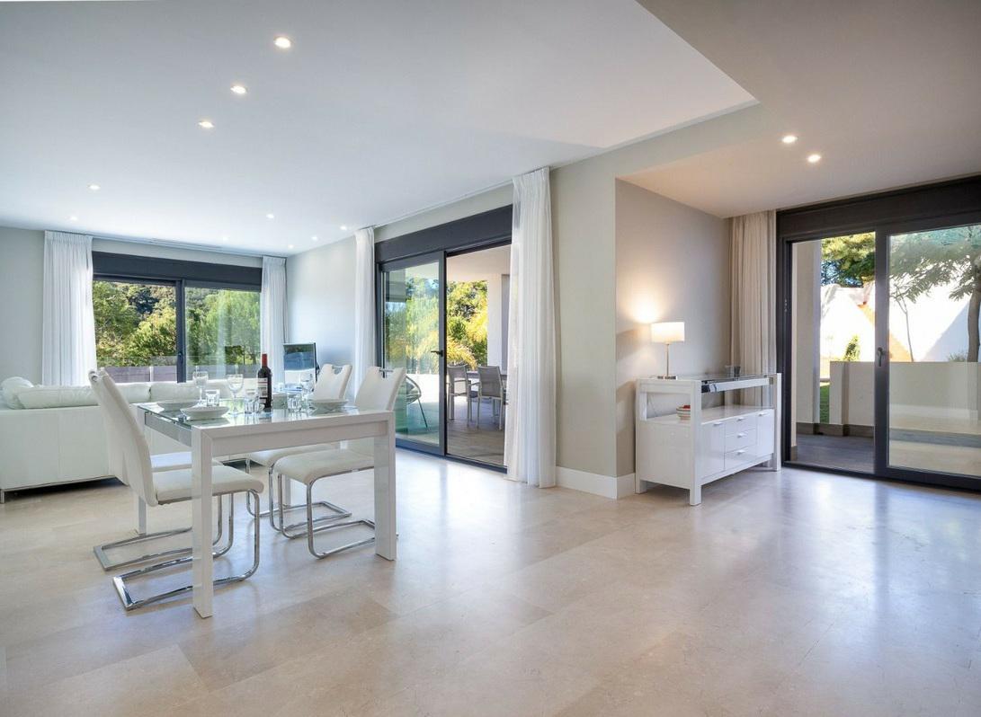 Spacious Ground Floor Apartment with Huge Terrace and Jacuzzi – Ocean Hills, Estepona