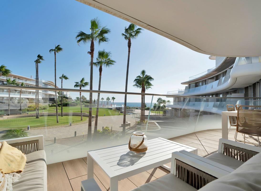 Luxury Beachfront Apartment with Panoramic Views and Top-Class Amenities – Estepona