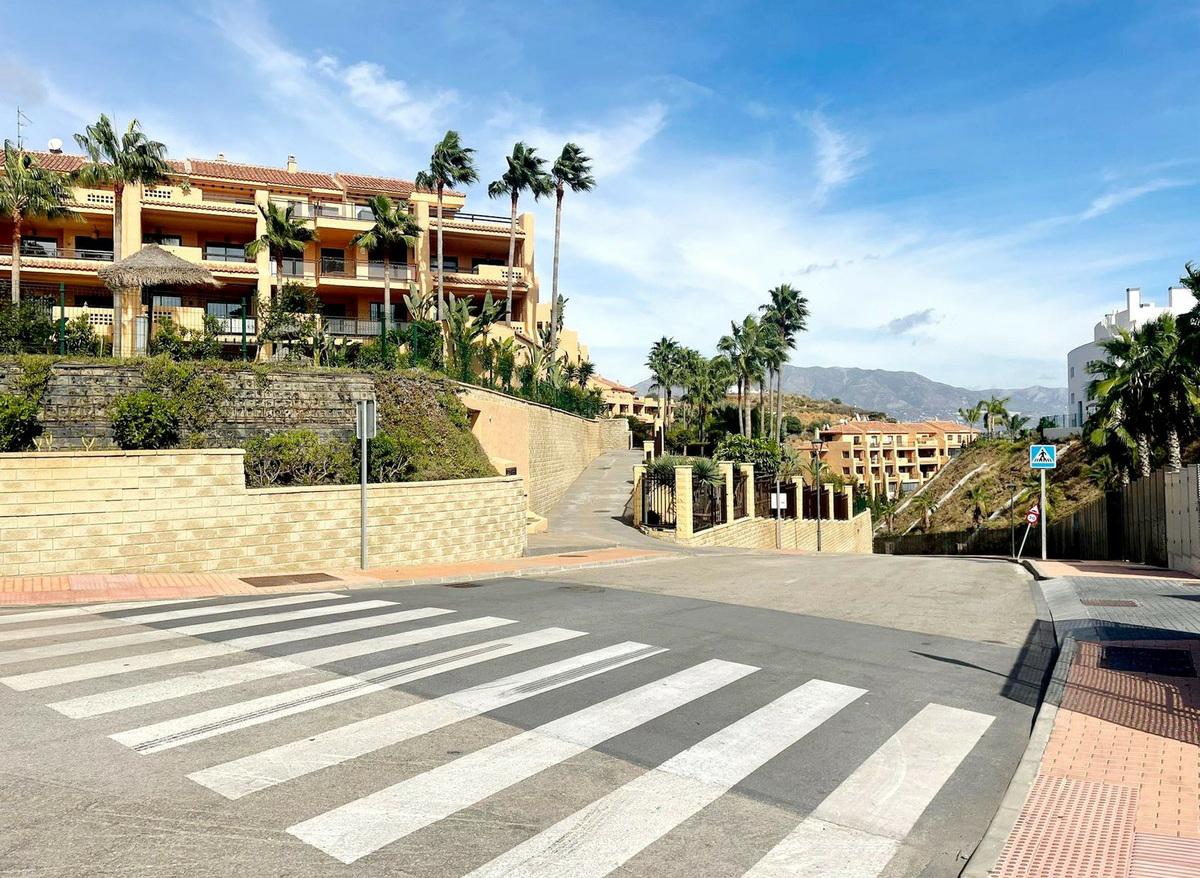 Stylish Apartment with Golf, Sea and Mountain Views in Calanova, Mijas Costa