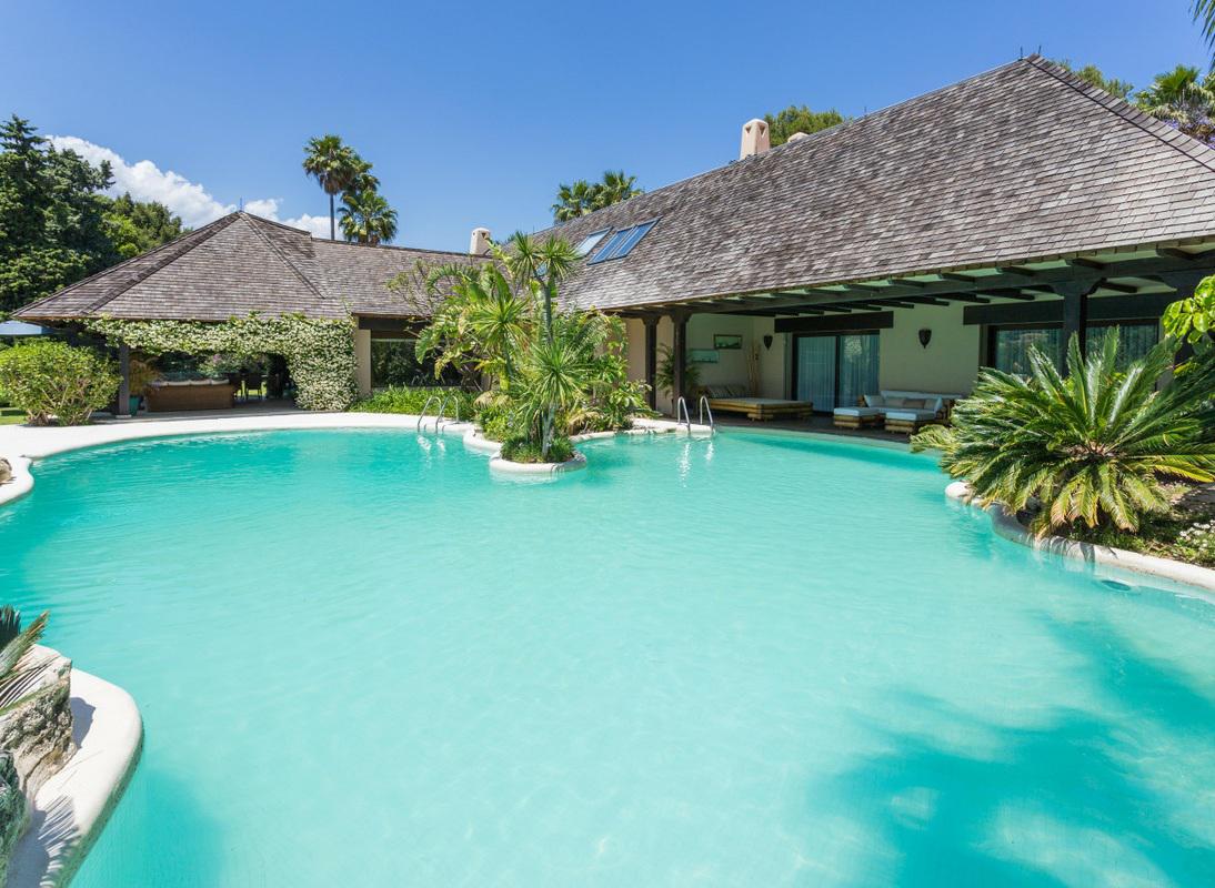 Spectacular Frontline Golf Villa with Private Pool in Río Real