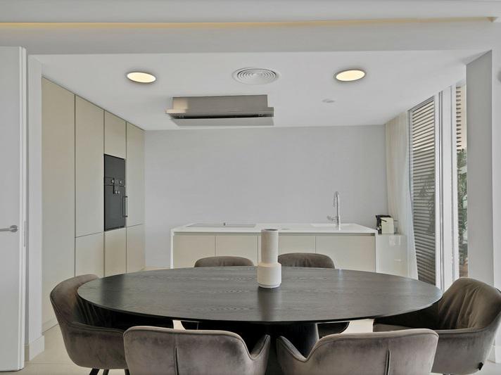 Luxury Beachfront Apartment with Panoramic Views and Top-Class Amenities – Estepona