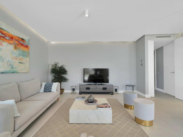 Luxury Beachfront Apartment with Panoramic Views and Top-Class Amenities – Estepona