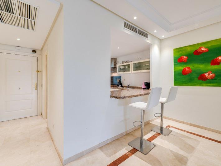 Puerto Banús Beachfront Dream: Luxury Duplex Penthouse with Sea Views!