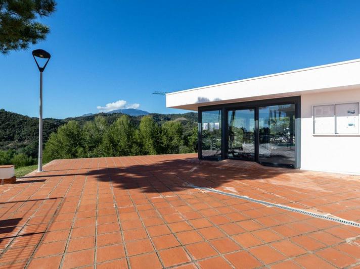 Spacious Ground Floor Apartment with Huge Terrace and Jacuzzi – Ocean Hills, Estepona